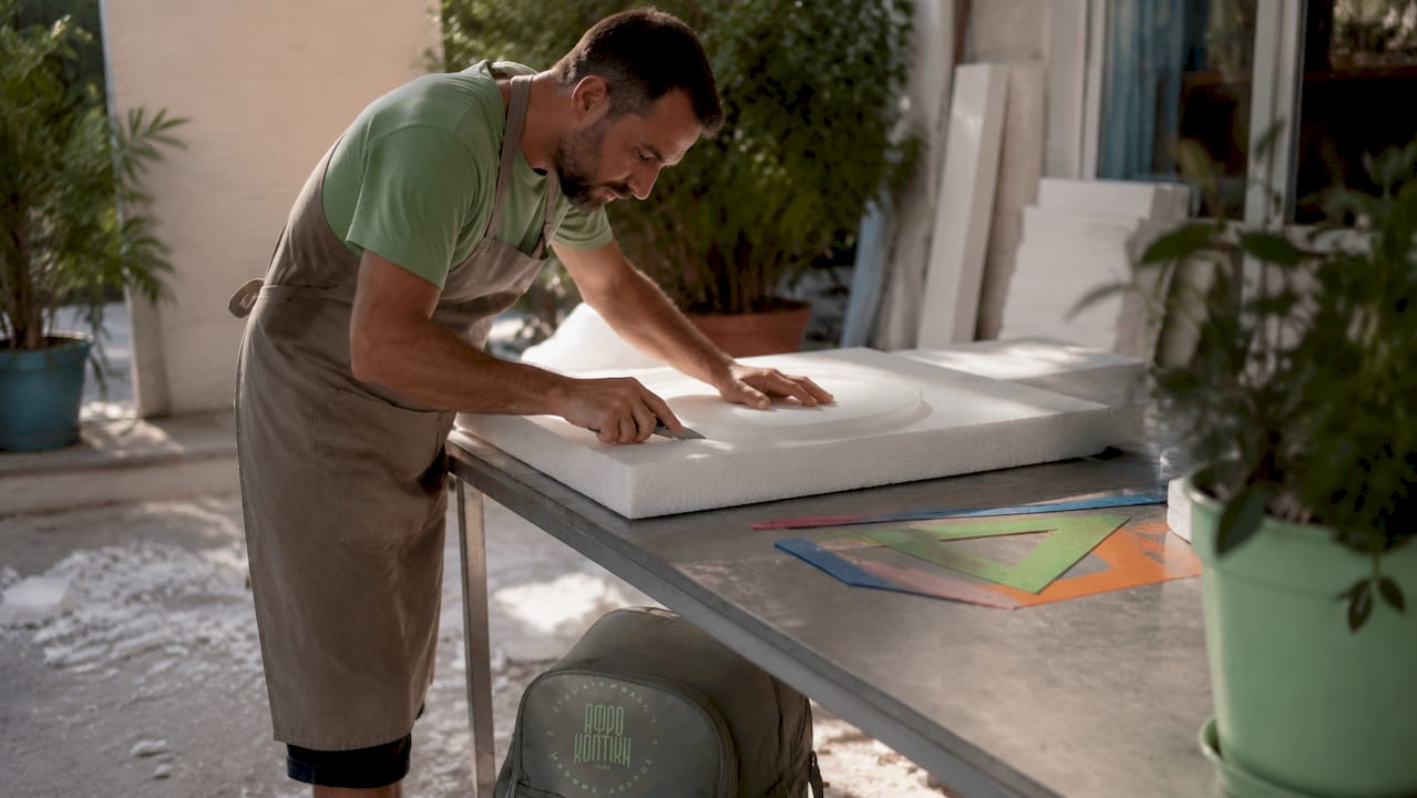 Εναλλακτικές για rugsbedandbath.com στην Ελλάδα 2 Έμπειρα χέρια κόβουν πυκνό αφρώδες υλικό με επαγγελματική ακρίβεια.